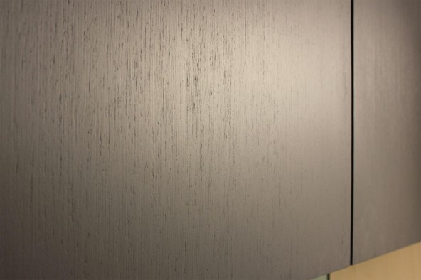 Dettaglio anta in frassino precomposto laccato opaco grigio scuro