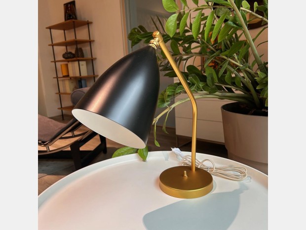 Lampada da tavolo Gubi Gräshoppa Table Lamp